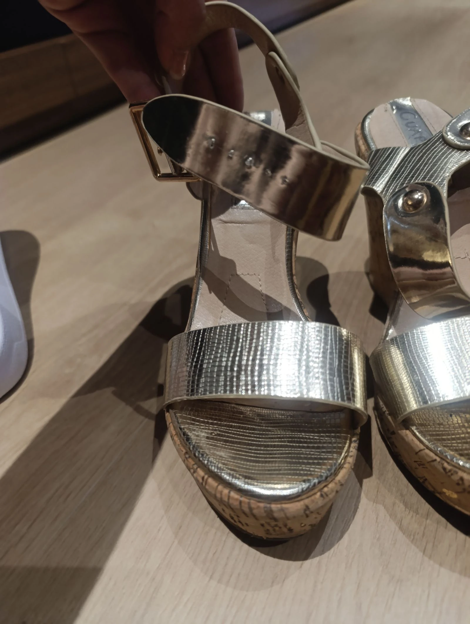 Sandalia cuña dorada  – photo 5